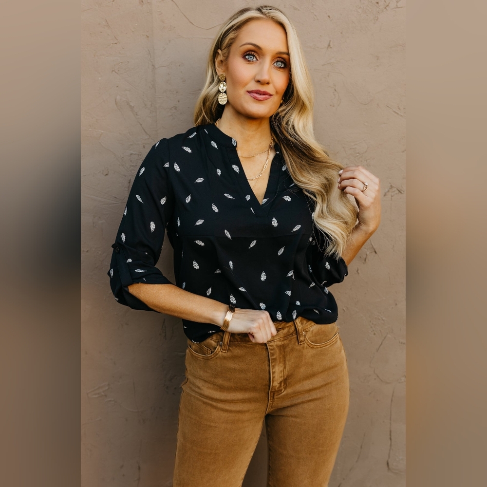 ✨️NWT✨️Size Large Black with White feathers Mod Boutique Blouse Active USA